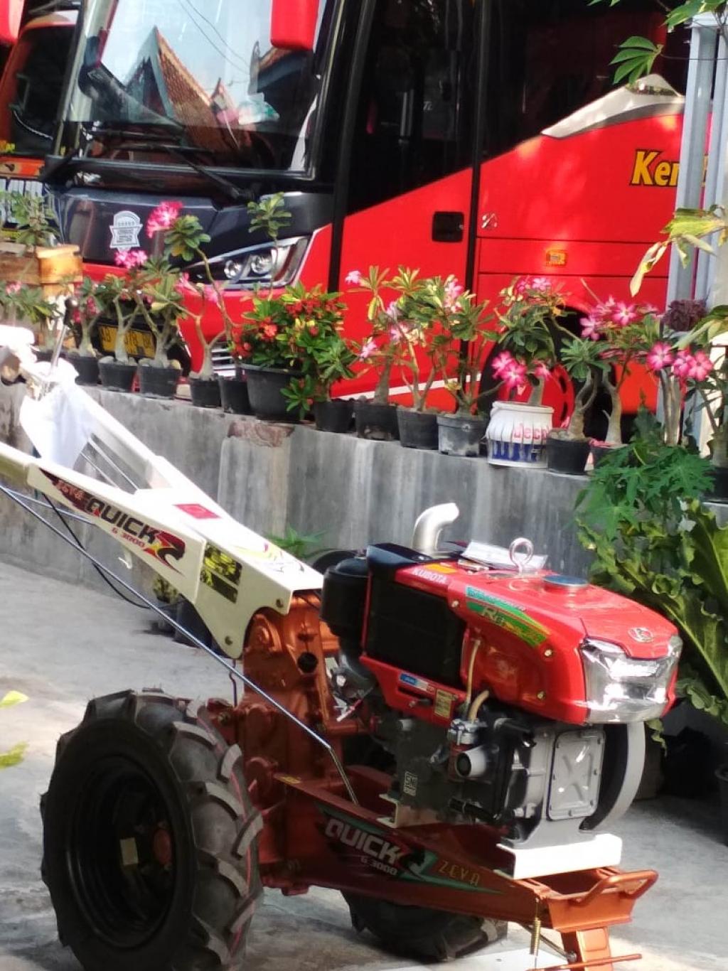 SERAH TERIMA BANTUAN ALAT PERTANIAN UNTUK KELOMPOK TANI KEMBANG LESTARI KEMBANGKEREP