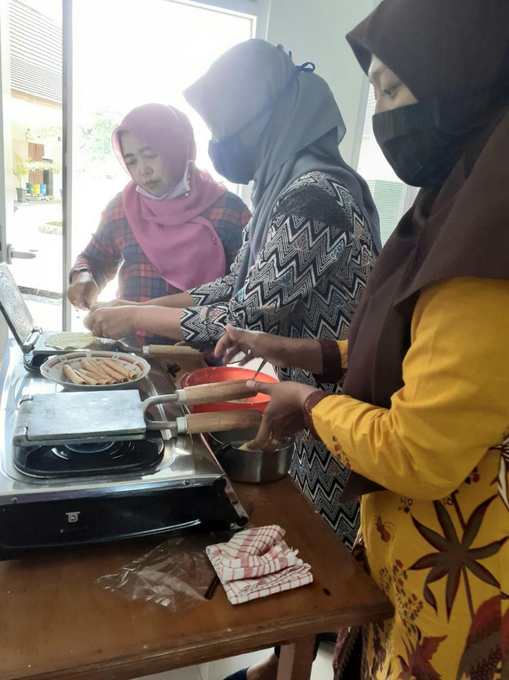 PELATIHAN PEMBUATAN EGG ROLL 