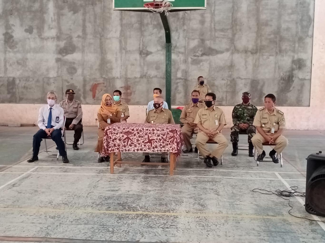 BUPATI BANTUL BPK HJ SUHARSONO MENGHADIRI PEMBAGIAN BLT DD DAN KABUPATEN DI DESA SRIHARDONO