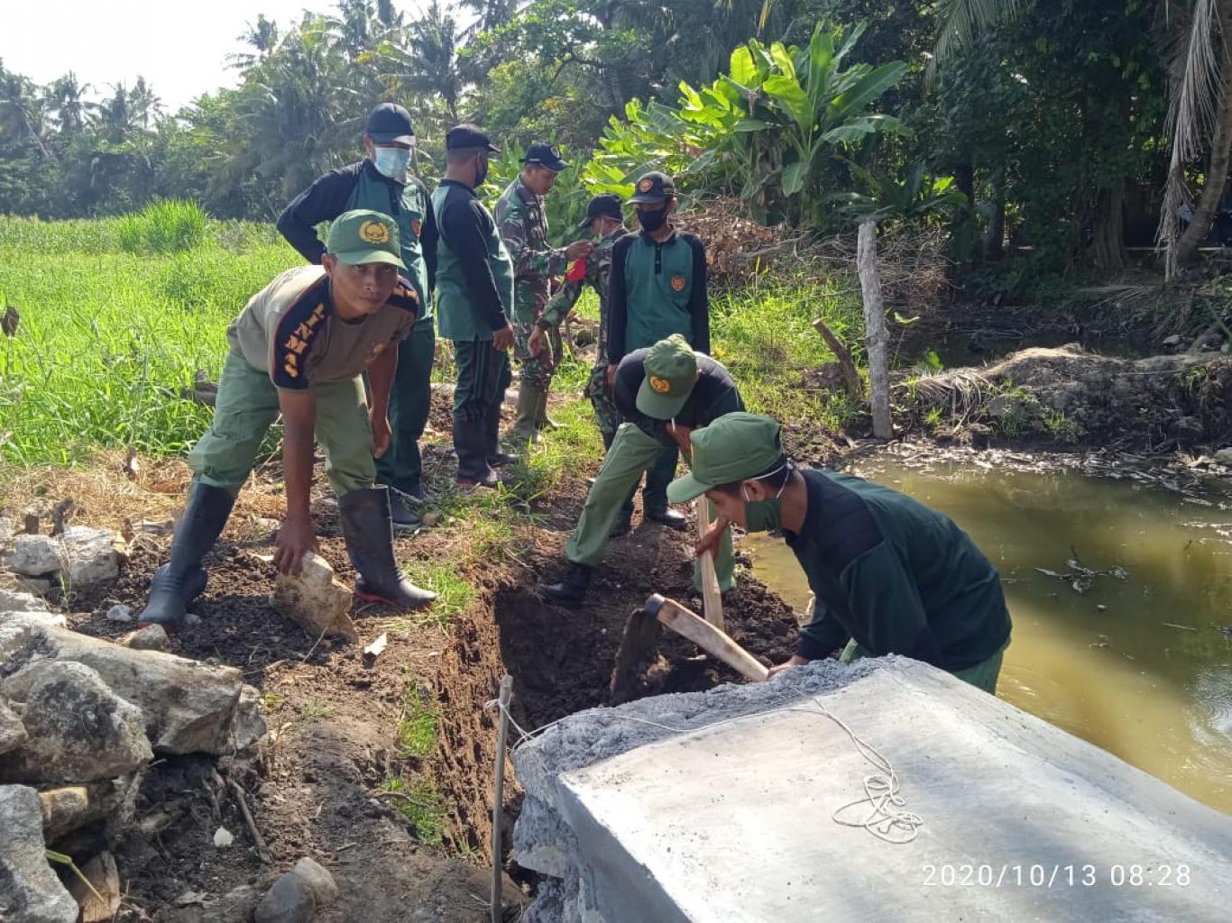 LINMAS DESA SRIHARDONO MELAKSANAAN TMMD KE 109 SENGKUYUNG TAHAP III TH 2020
