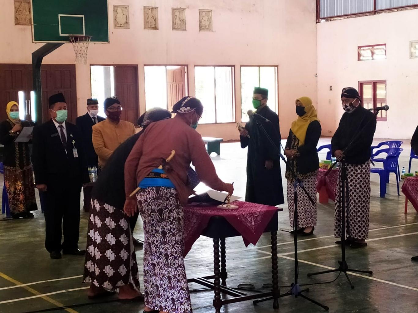 PENGUKUHAN DAN PELANTIKAN PAMONG DESA SRIHARDONO