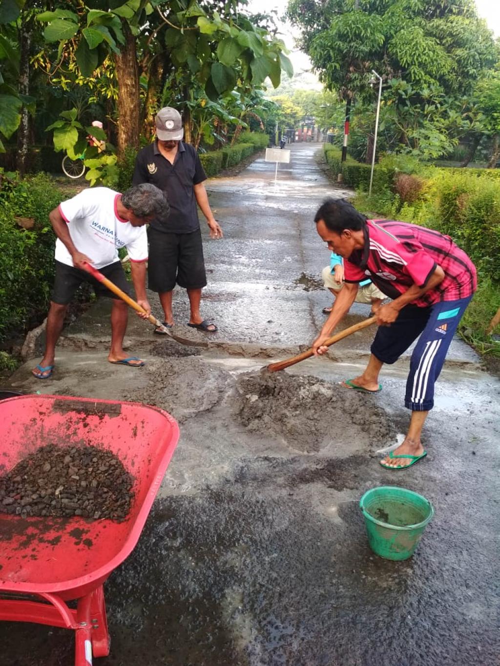 KERJA BAKTI PEMBENAHAN COR BLOK DI DUSUN GANJURAN