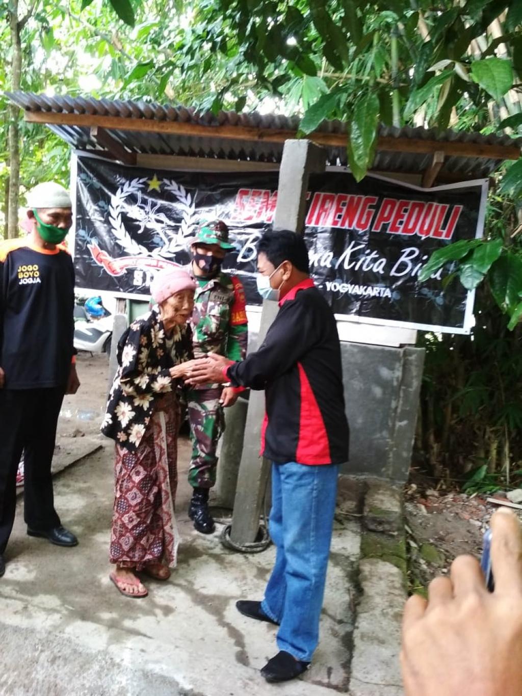 PENYERAHAN PAKET MCK DARI SEMUT IRENG PEDULI