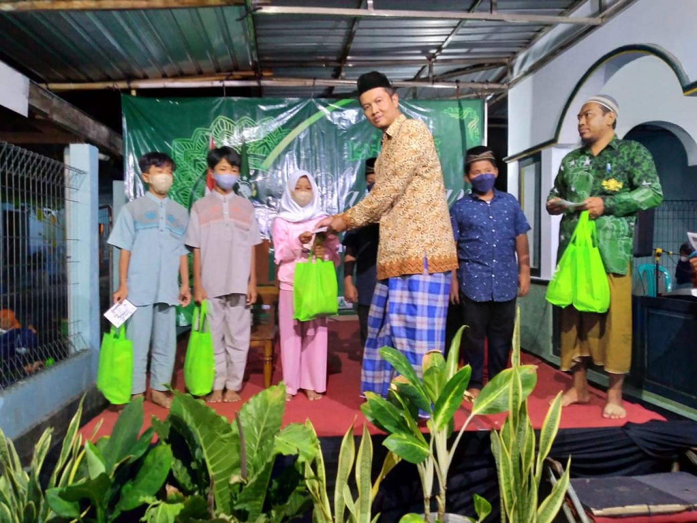 PRNU SRIHARDONO PUNDONG SANTUNI 60 ANAK YATIM PIATU