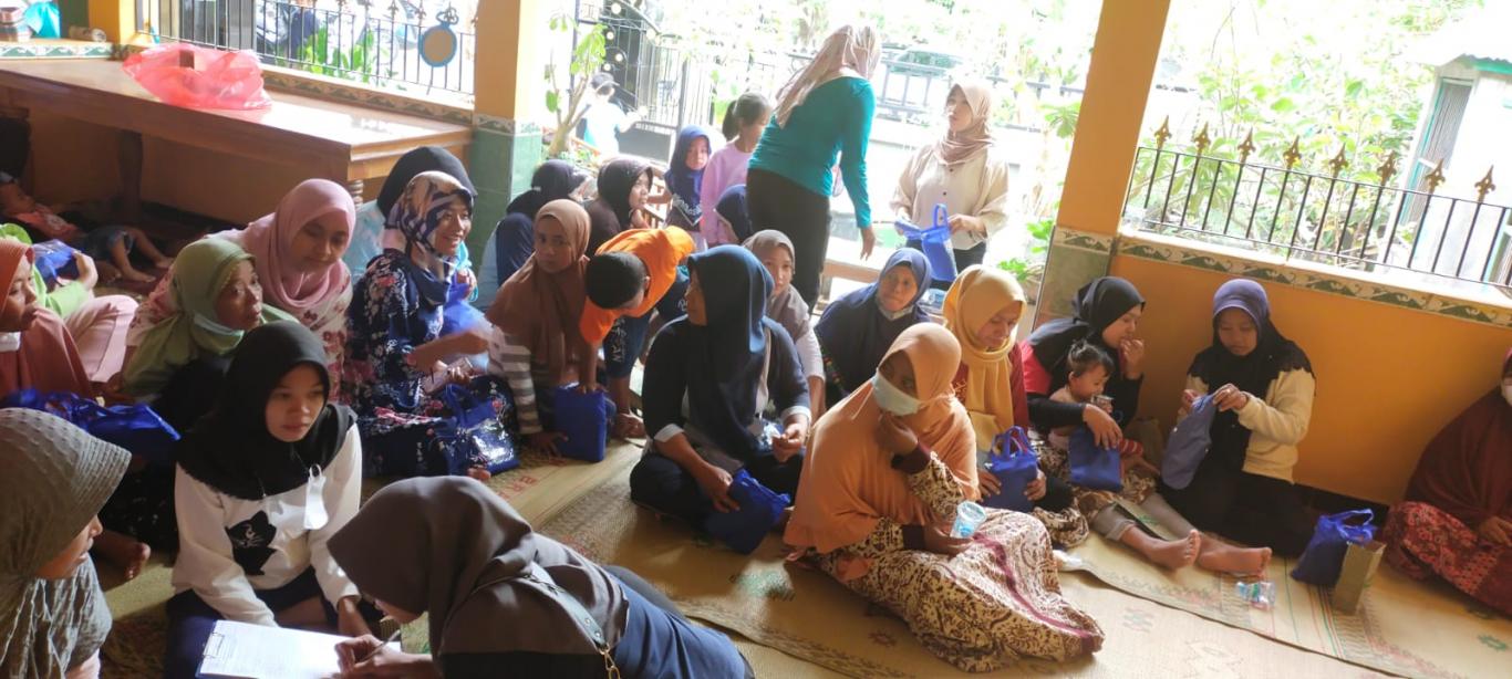 Sosialisasi Pembalut Herbal Dari PT Dayu Garment  Di Pedukuhan Klisat