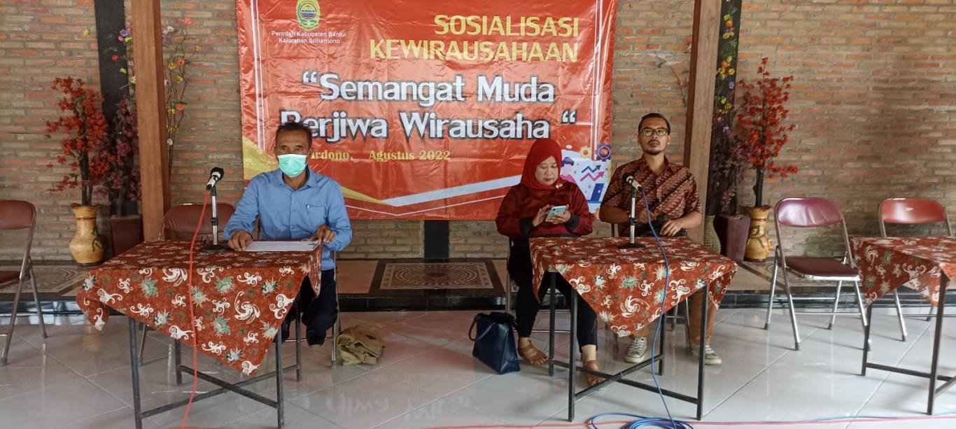 SOSIALISASI KEWIRAUSAHAAN DI RUMAH MAKAN BU MANTAN