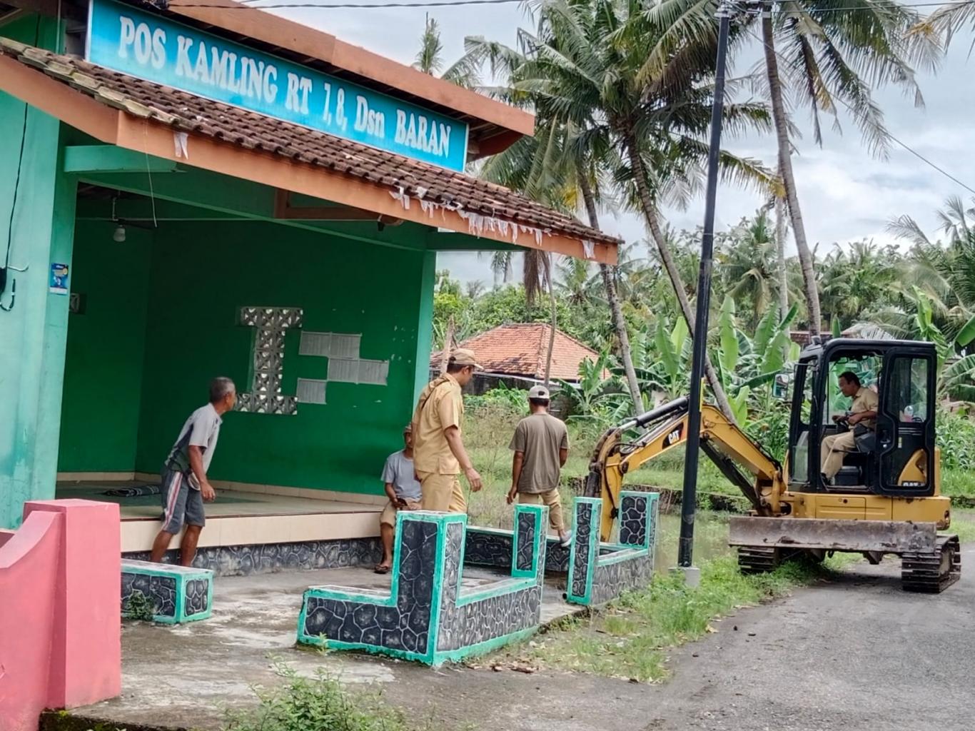 Persiapan bangket saluran irigasi pertanian Kalurahan Srihardono