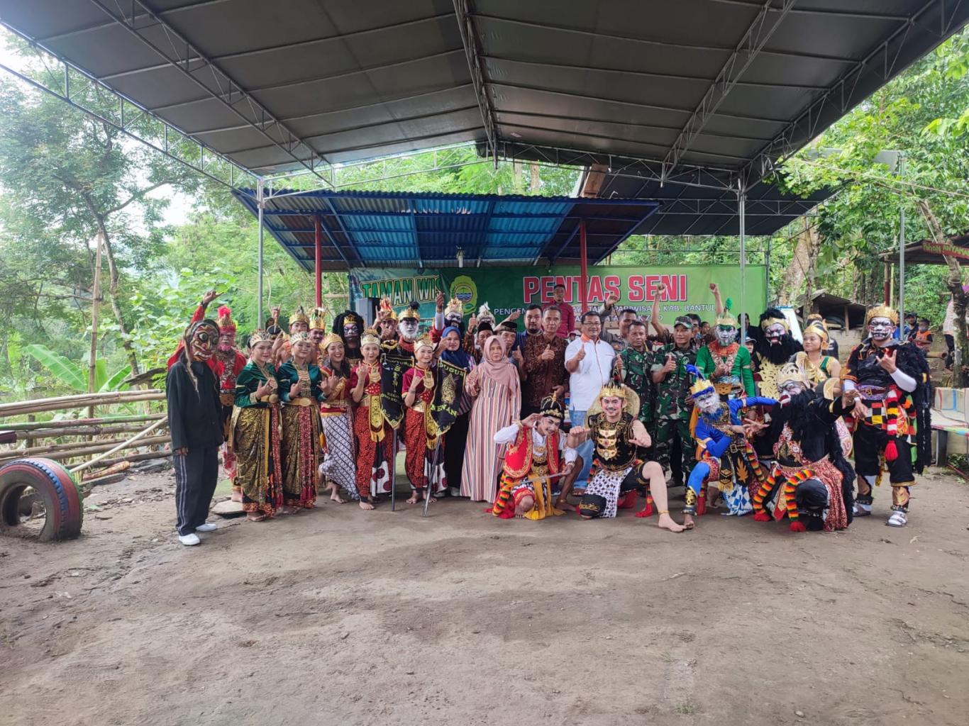 Pagelaran reog mudho budoyo di opak zoo pranti srihardono