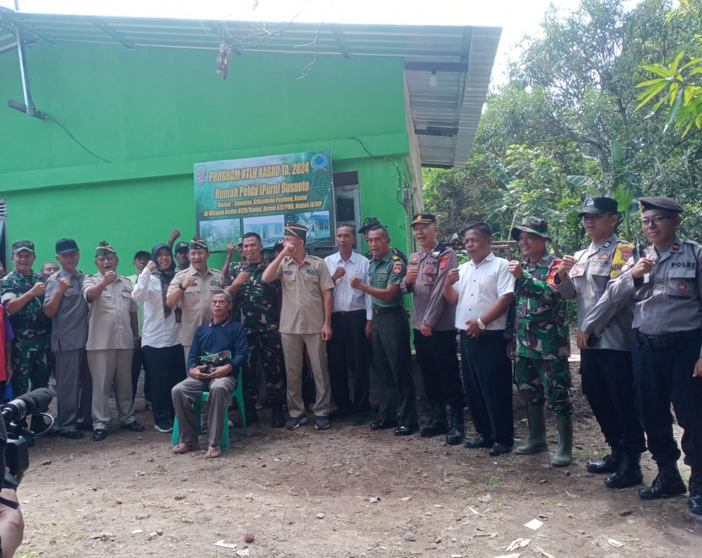 Lurah dan Carik Kal. Srihardono Mendampingi Peninjauan Pembangunan RTLH bagi Purnawirawan TNI
