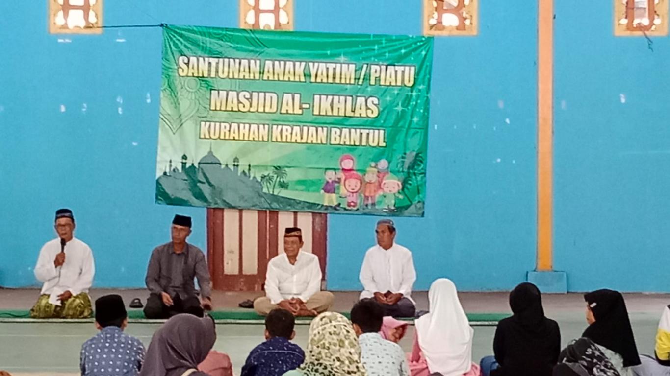 Santunan anak yatim piatu masjid al Ikhlas diGOR Srihardono