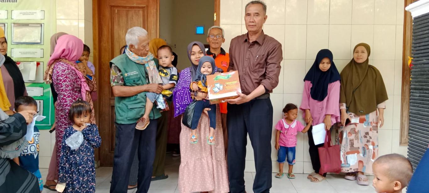 Pemberian PMT Balita Stunting Kalurahan Srihardono